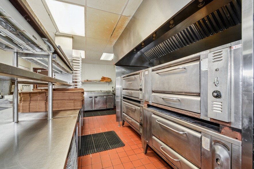 More Photos Of 1900 & 1924 Marshall St NE, Minneapolis Restaurant For Sale