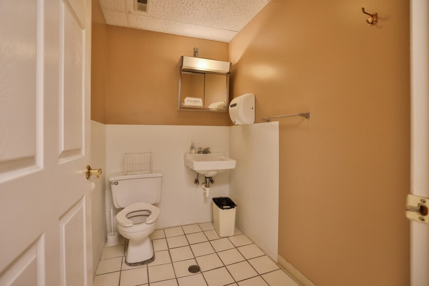 More Photos Of 107 N Bluff Rd, Collinsville Storefront For Sale