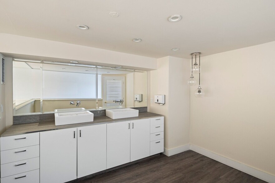 More Photos Of 9435-9439 Santa Monica Blvd, Beverly Hills Storefront Retail Office For Lease