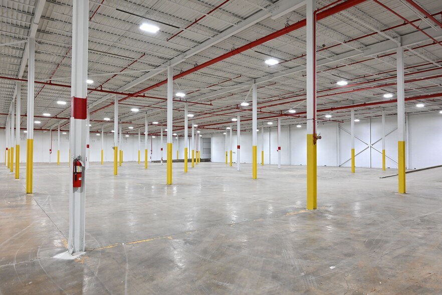 More Photos Of 1709-1769 Latham St, Memphis Distribution For Lease