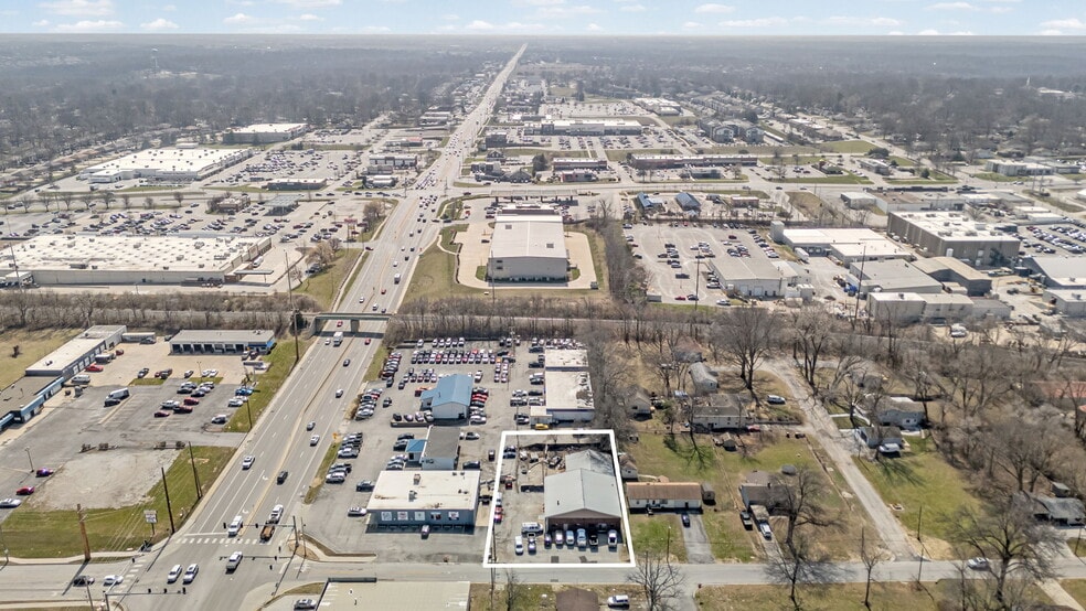 More Photos Of 702 SW South Ave, Blue Springs Warehouse For Lease