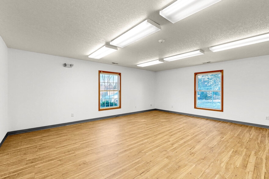 More Photos Of 1420 W Broadway St, Polk City Office For Lease