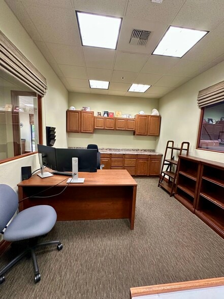 More Photos Of 1013 Nichols Dr, Rocklin Warehouse For Lease