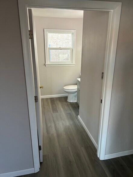 More Photos Of 4810 Westside Rd, Redding Flex For Lease