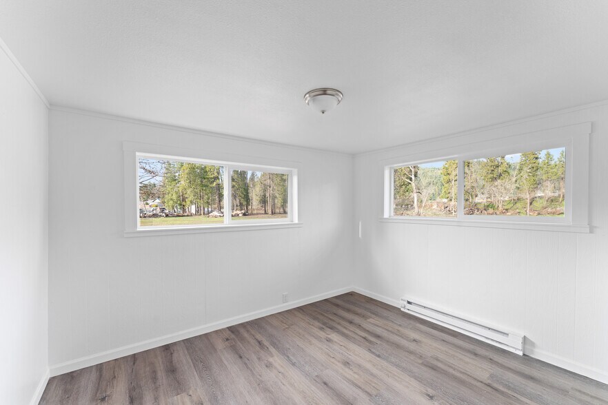 More Photos Of 48181 Highway 58, Oakridge Flex For Sale