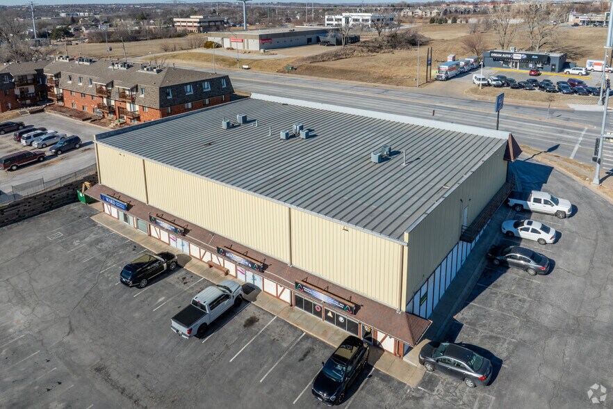 More Photos Of 10801 Blondo St, Omaha General Retail For Lease