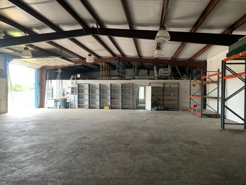 More Photos Of 15825 1st St, Channelview Warehouse For Lease