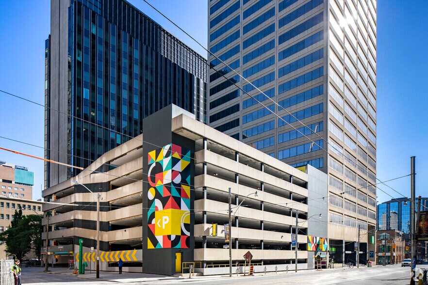 More Photos Of 180 Dundas St W, Toronto Office For Lease