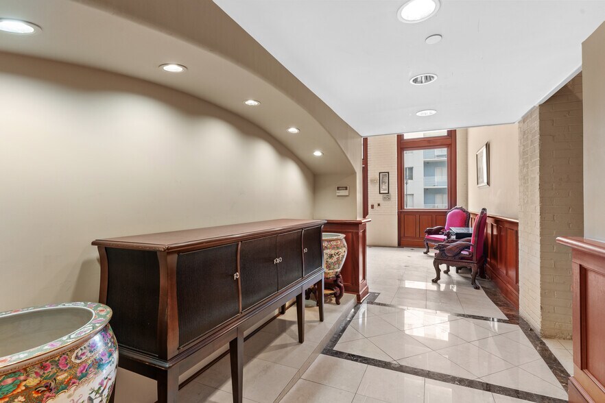 More Photos Of 1121 E Twiggs St, Tampa Office For Sale