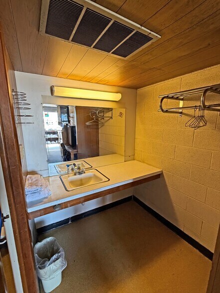 More Photos Of 1202 Castle Rock St, Quinter Hotel For Sale