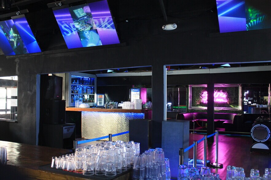 More Photos Of 35 NW 3rd Ave, Portland Bar For Sale