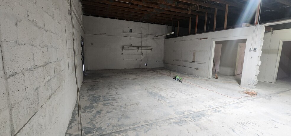 More Photos Of 284 S Center St, Pierson Auto Repair For Lease