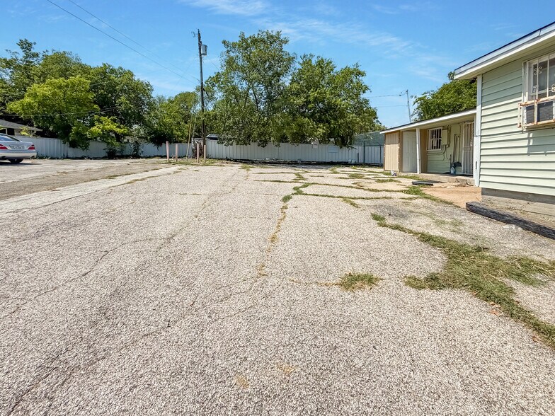 More Photos Of 104 W Hallmark Ave, Killeen Freestanding For Sale