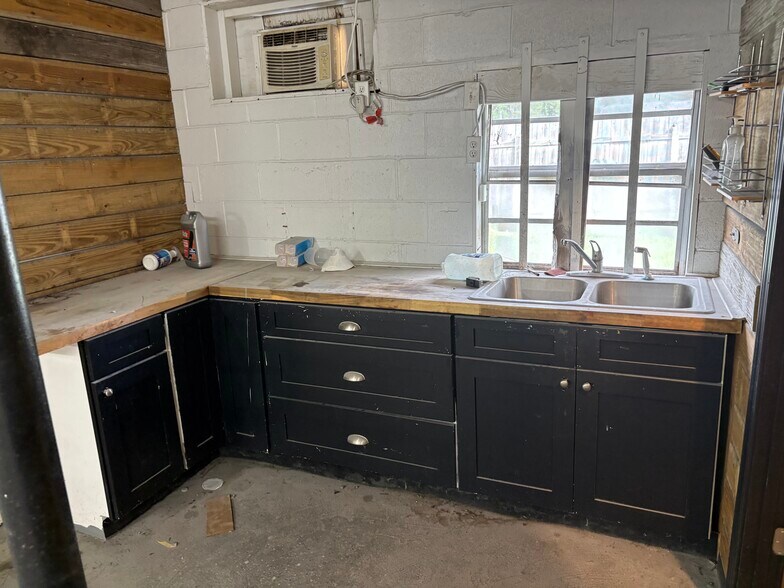 More Photos Of 2707 US Highway 80, Bloomingdale General Retail For Sale