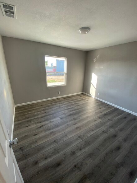More Photos Of 1679 S O St, Tulare Light Manufacturing For Lease