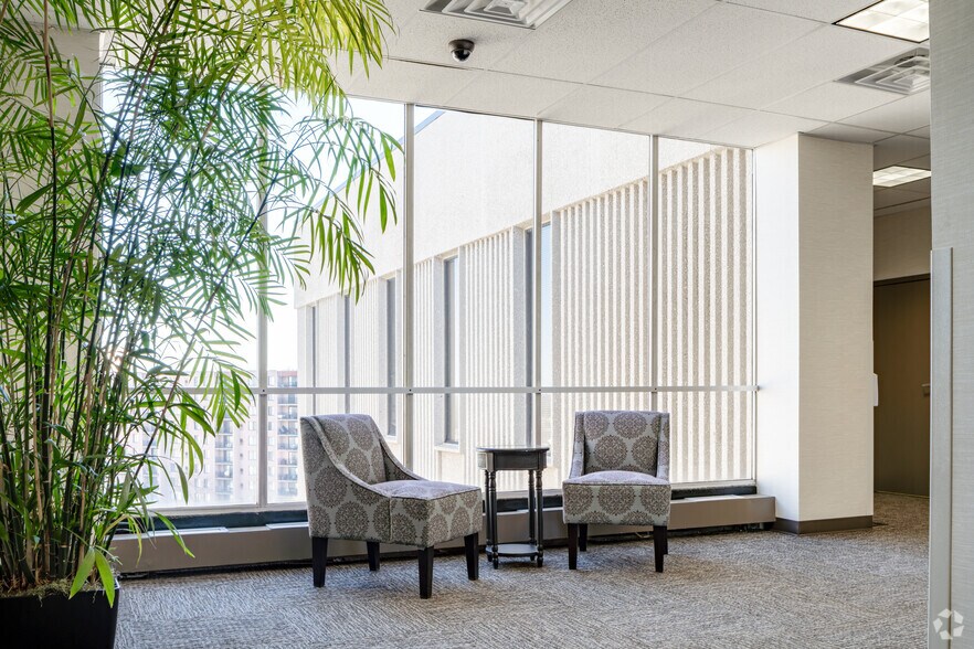 More Photos Of 25900 Greenfield Rd, Oak Park Office For Lease