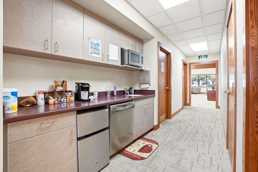 More Photos Of 801 N 39th Ave, Yakima Office For Sale