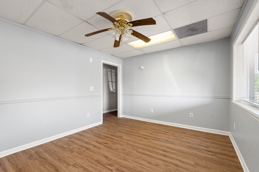 More Photos Of 756 Lakeshore Dr, Scottsburg Flex For Sale