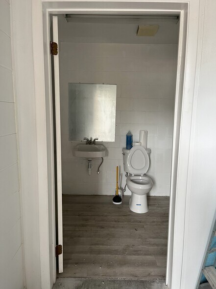 More Photos Of 7441 Silver Lake Ter, Jacksonville Warehouse For Lease