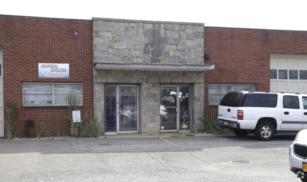 More Photos Of 11 Sarah Dr, Farmingdale Warehouse For Lease
