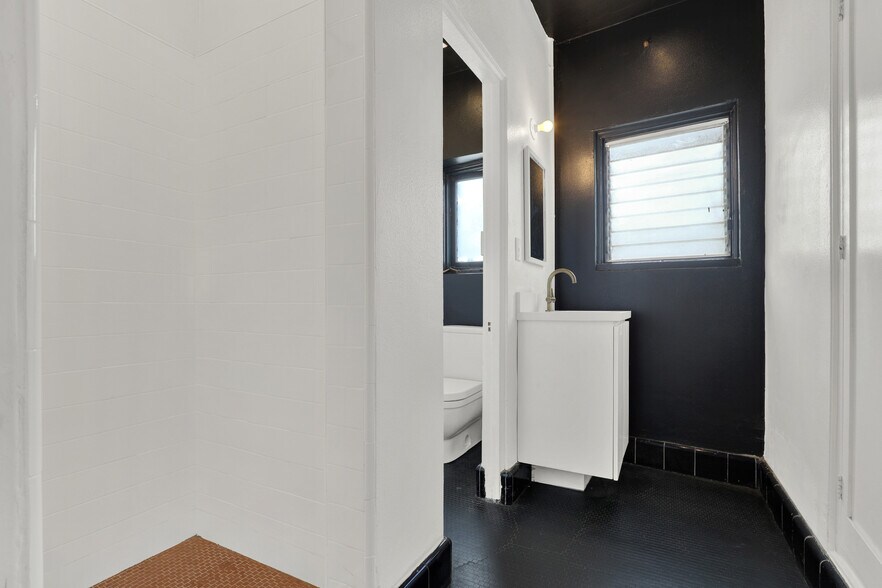 More Photos Of 435 S Boyle Ave, Los Angeles Office Residential For Sale