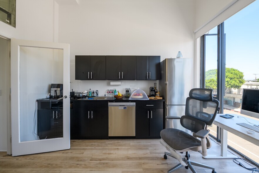 More Photos Of 1501 Main St, Venice Storefront Retail Office For Lease