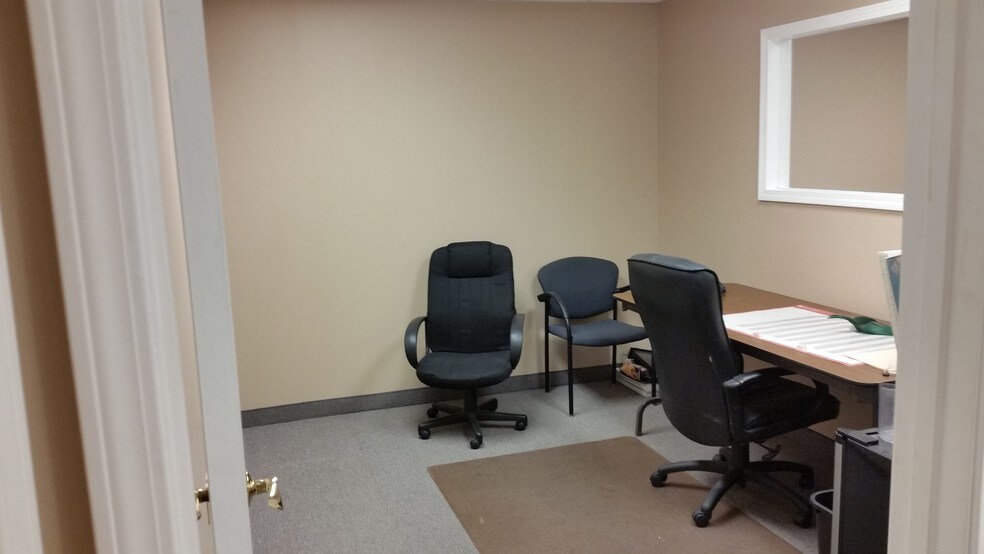 More Photos Of 601 N Shore Dr, Jeffersonville Medical For Sale