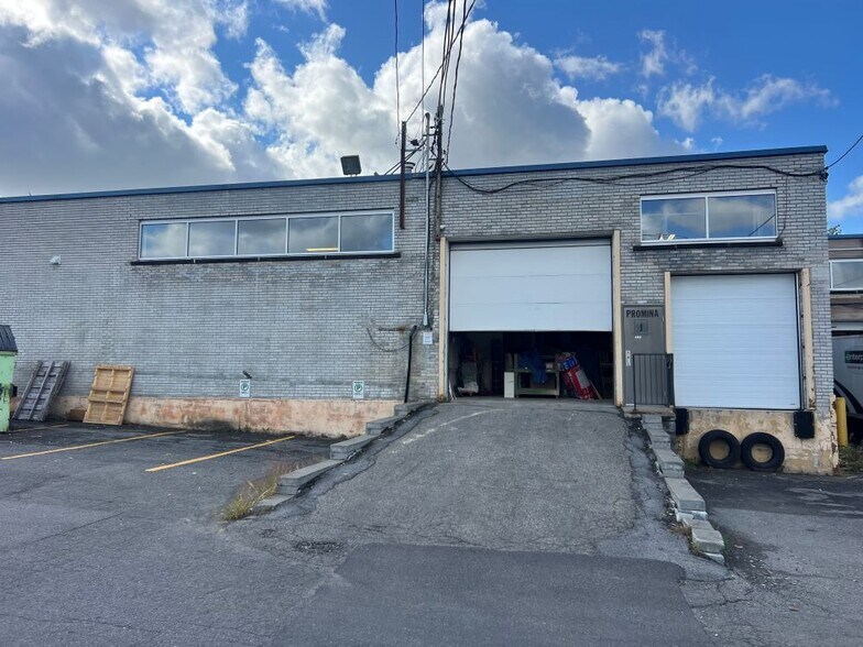 More Photos Of 100 Boul Hymus, Pointe-claire Warehouse For Lease