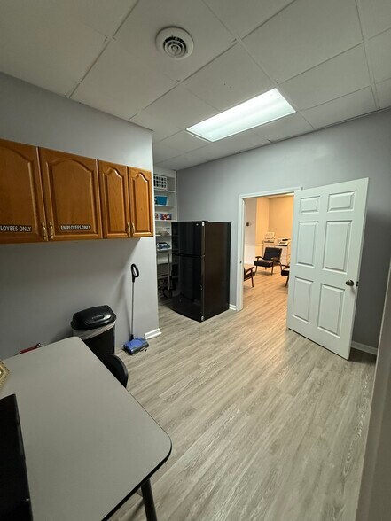 More Photos Of 114 S Maple St, Winchester Office For Lease