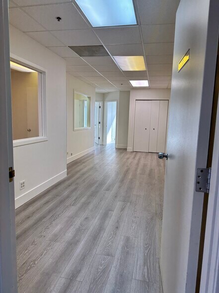 More Photos Of 1901 Raymond Dr, Northbrook Medical For Lease