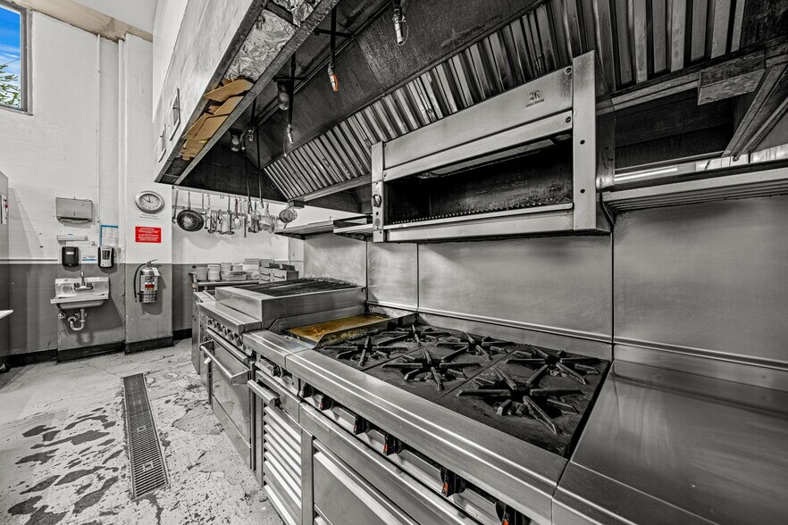 More Photos Of 701 E 2nd Ave, Durango Showroom For Lease