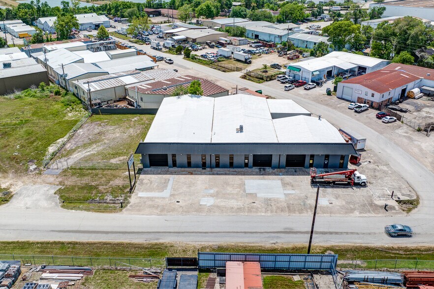 More Photos Of 10215 Papalote St, Houston Showroom For Lease