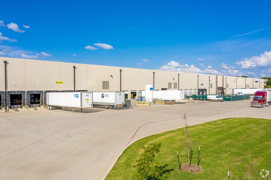 More Photos Of 1550 N Western Blvd, Denton Warehouse For Lease