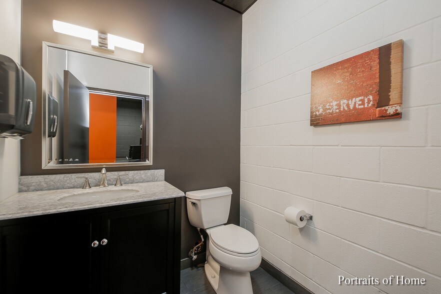 More Photos Of 220-320 Howard Ave, Des Plaines Light Distribution For Sale