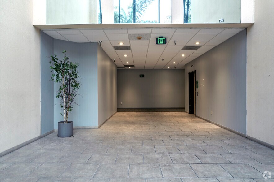 More Photos Of 5703 Oberlin Dr, San Diego Office For Lease