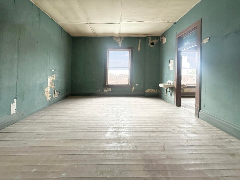 More Photos Of 200 S 3rd St, Leesville Hospitality For Sale