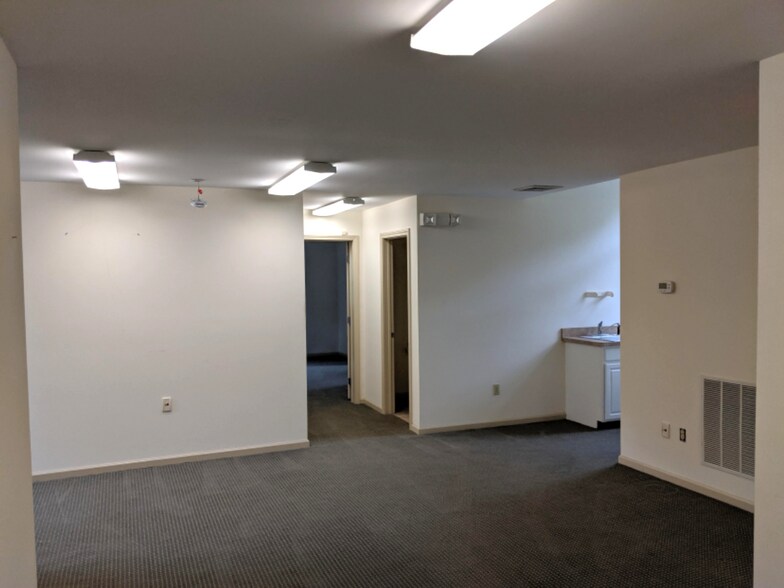 More Photos Of 1369 Southford Rd, Southbury General Retail For Sale