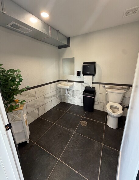 More Photos Of 200 4th Ave NW, Rice Service For Sale