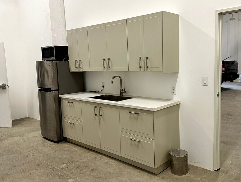 More Photos Of 405 Towne Ave, Los Angeles Showroom For Sale