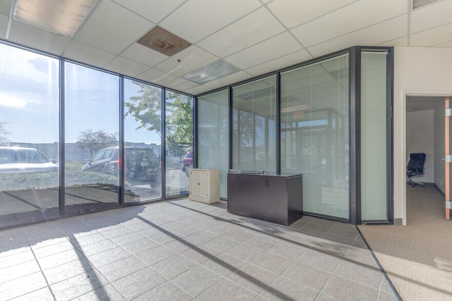 More Photos Of 13640 Lakefront Dr, Earth City Warehouse For Lease