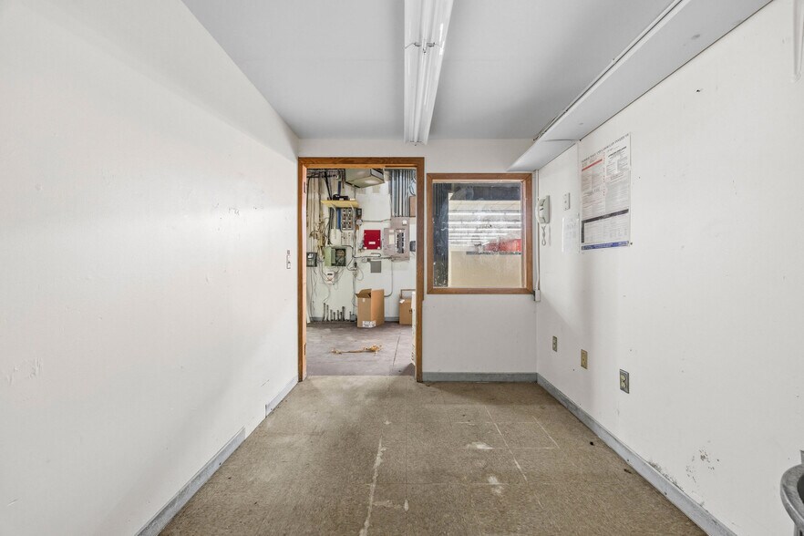 More Photos Of 3 Geddes Street Ext, Holley Supermarket For Sale