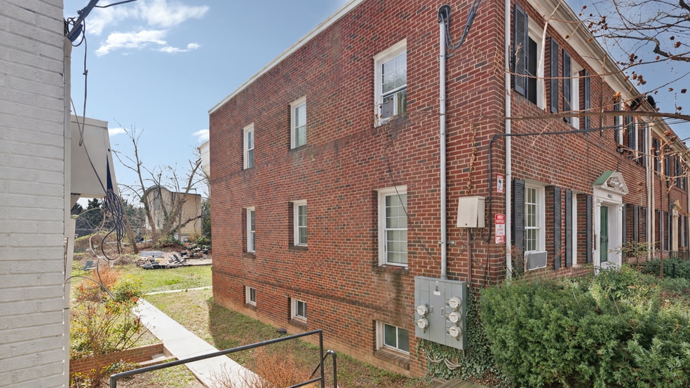 More Photos Of 4482 MacArthur Blvd NW, Washington Apartments For Sale