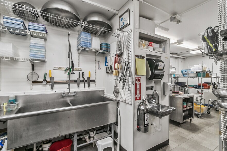More Photos Of 618 Oak St, Baraboo General Retail For Sale