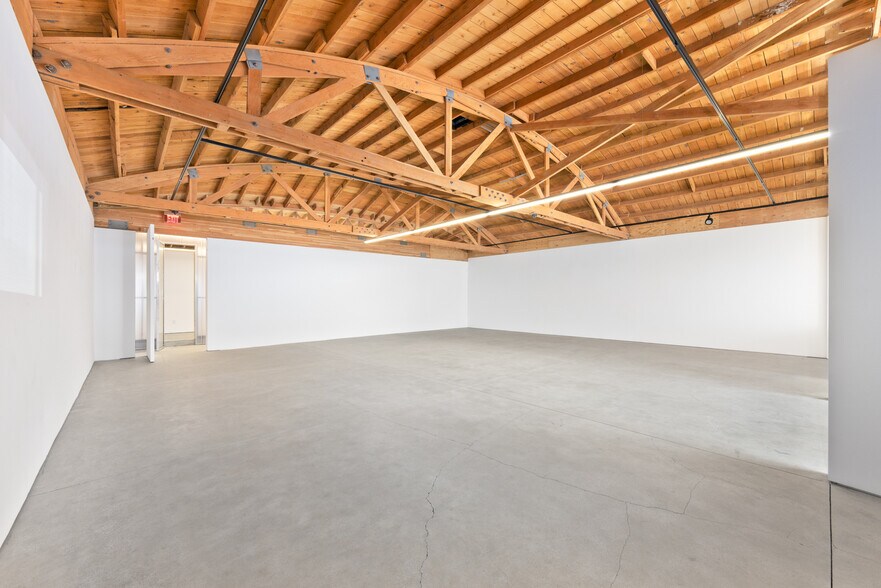 More Photos Of 9055 Santa Monica Blvd, West Hollywood General Retail For Lease