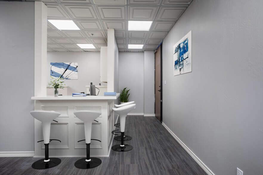 More Photos Of 222 S Sidney Baker St, Kerrville Office For Lease