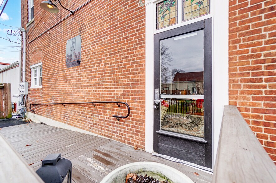 More Photos Of 105 E Liberty St, Arlington Restaurant For Sale