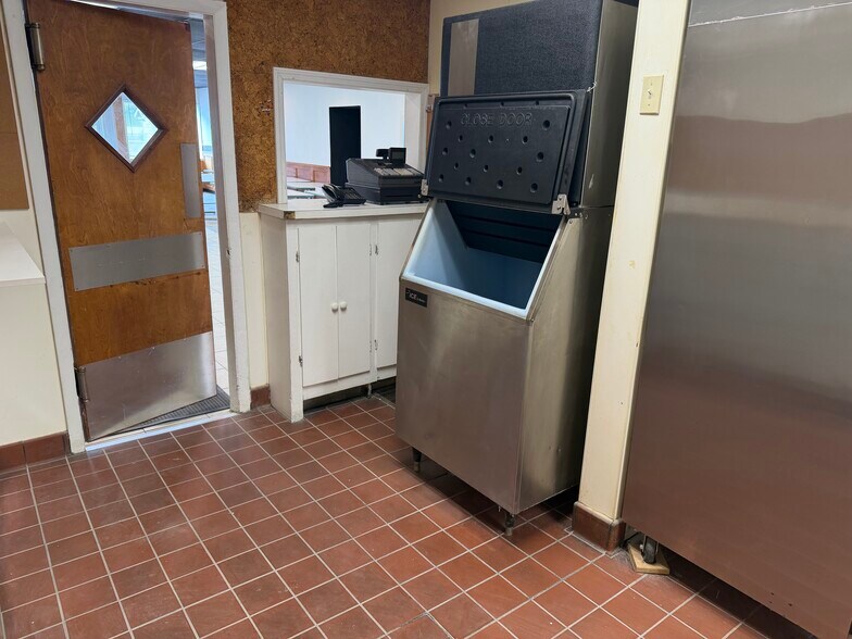 More Photos Of 1332 Lower Broadway, Schenectady Restaurant For Lease