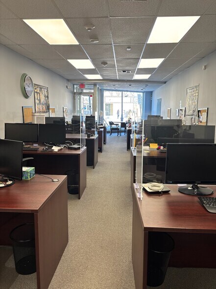 More Photos Of 321-331 Plandome Rd, Manhasset Storefront Retail Office For Lease