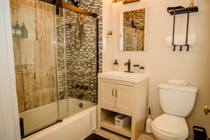 More Photos Of 2735 PA-390, Canadensis Hospitality For Sale