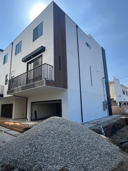 More Photos Of 13694 Erwin St, Van Nuys Apartments For Lease